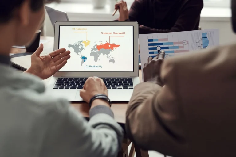 Na laptopie wyświetlane są dane analityczne dotyczące marketingu cyfrowego