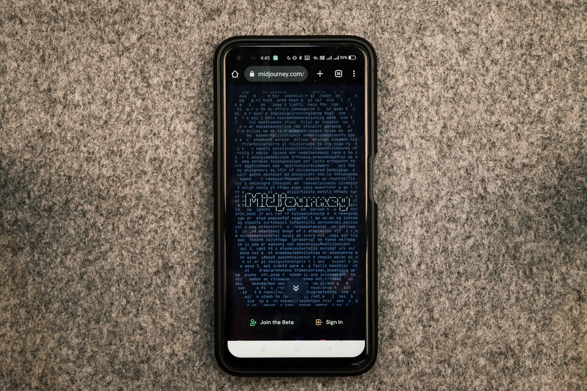Telefon wyświetla stronę internetową z tekstem i logo