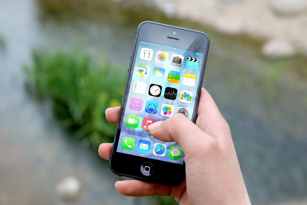 Smartfon z aplikacjami w dłoni - wiele narzędzi do animacji zdjęć działa jako aplikacja mobilna